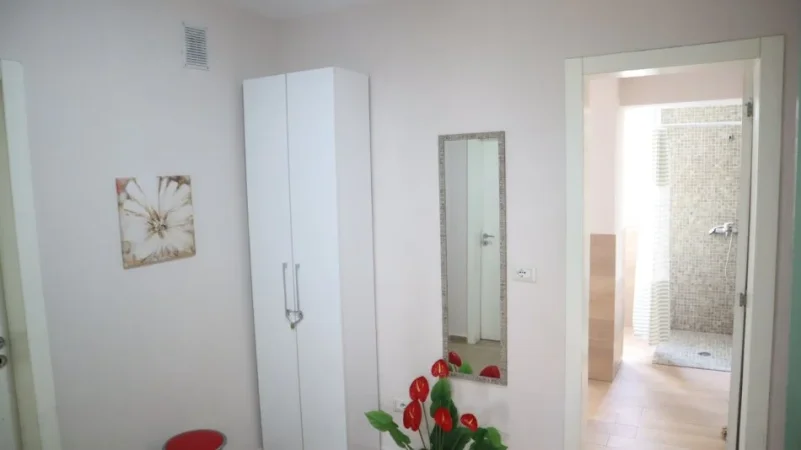 Tirane, shitet dyqan Kati 0, 90 m² (Fresku)