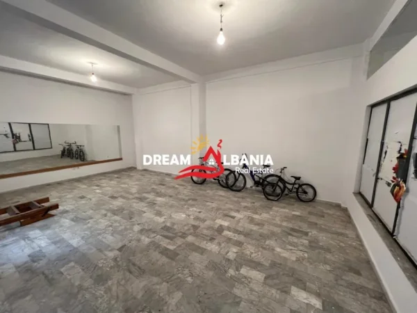 Tirane, jepet me qera ambjent biznesi Kati 1, 72 m² 600 € (ne Qender te Tiranes tek Rruga e Bogdaneve)