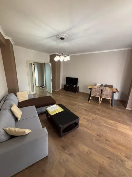 Tirane, jepet me qera apartament 2+1 Kati 7, 500 € (Prane Bar Bohem)
