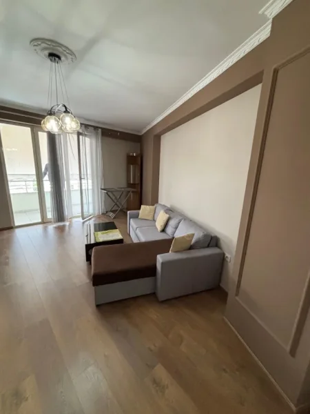 Tirane, jepet me qera apartament 2+1 Kati 7, 500 € (Prane Bar Bohem)