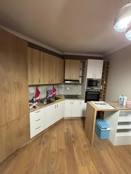 Tirane, jepet me qera apartament 2+1 Kati 7, 500 € (Prane Bar Bohem)