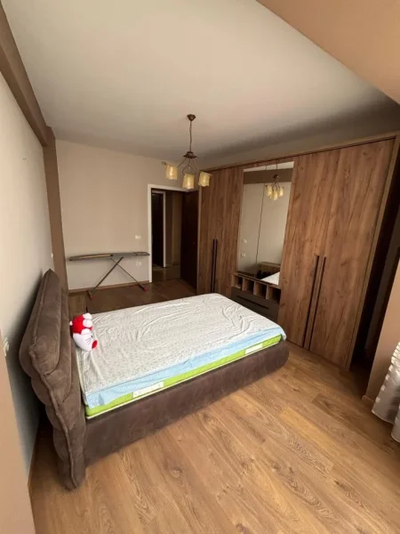 Tirane, jepet me qera apartament 2+1 Kati 7, 500 € (Prane Bar Bohem)