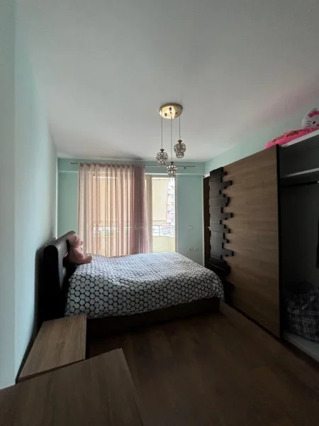 Tirane, jepet me qera apartament 2+1 Kati 7, 500 € (Prane Bar Bohem)