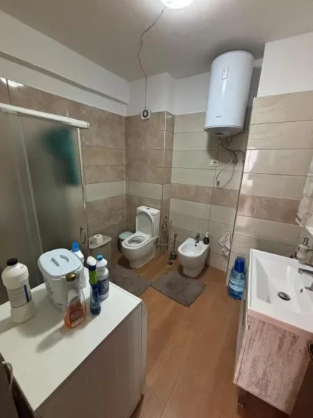 Tirane, jepet me qera apartament 2+1 Kati 7, 500 € (Prane Bar Bohem)