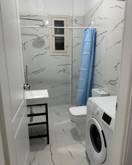 Tirane, jepet me qera apartament 1+1 , (Prane Sheshit Garibaldi)