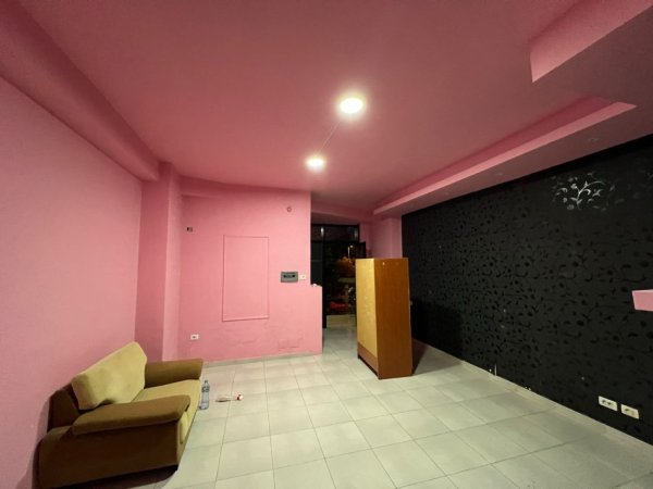 Tirane, jepet me qera dyqan Kati 0, 40 m² 400 € (BRRYL)