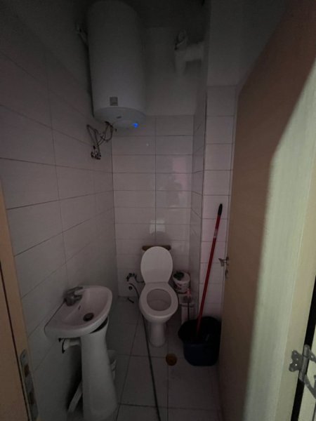 Tirane, jepet me qera dyqan Kati 0, 40 m² 400 € (BRRYL)