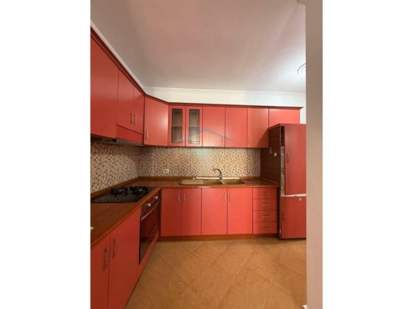 Tirane, shitet apartament 2+1+Ballkon Kati 7, 96 m² 128.000 € (YZBERISHT)