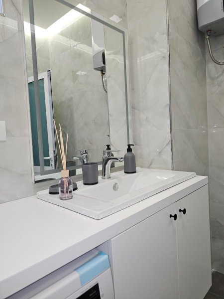 Tirane, jepet me qera apartament 1+1+Ballkon Kati 3, 650 € (Riza Jasa 123/1)
