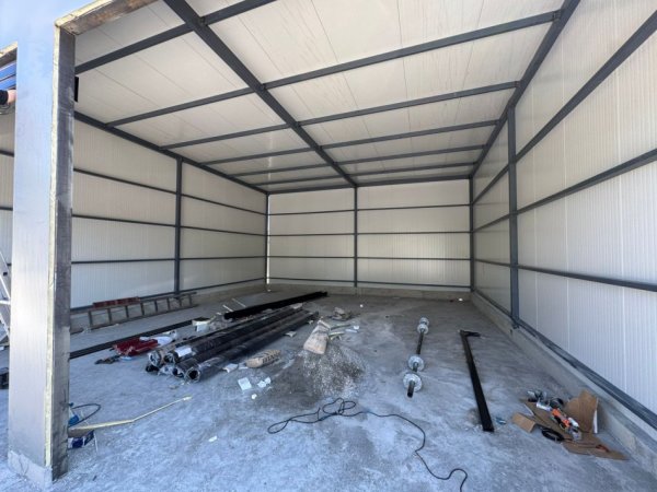Tirane, jepet me qera magazine Kati 0, 90 m² 850 € (QTU)