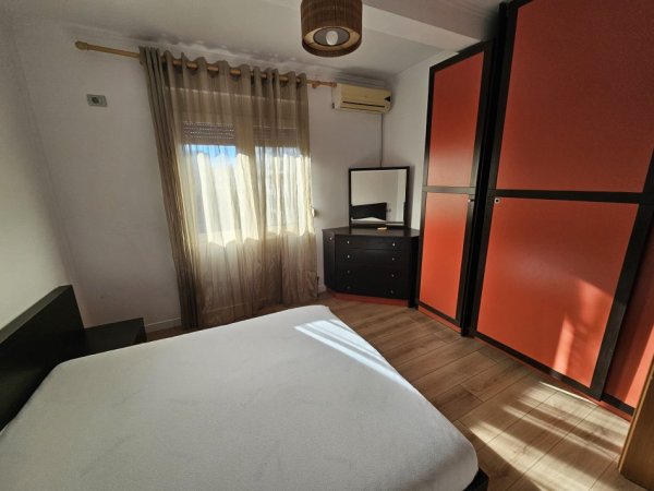 Tirane, jepet me qera apartament 2+1+Ballkon Kati 3, 90 m² 650 € (Komuna e Parisit)