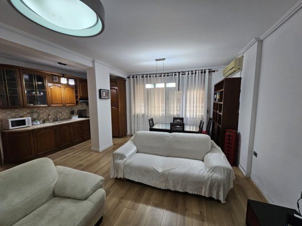 Tirane, jepet me qera apartament 2+1+Ballkon Kati 3, 90 m² 650 € (Komuna e Parisit)