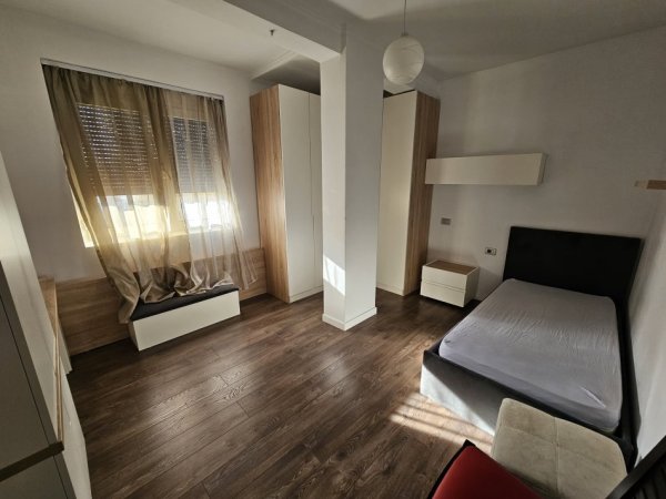 Tirane, jepet me qera apartament 2+1+Ballkon Kati 3, 90 m² 650 € (Komuna e Parisit)