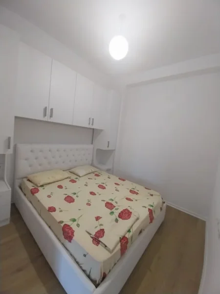 Tirane, jepet me qera apartament 1+1+Ballkon Kati 4, 64 m² 400 € (Kompeksi kaimi)
