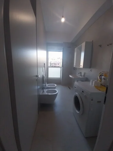 Tirane, jepet me qera apartament 1+1+Ballkon Kati 4, 64 m² 400 € (Kompeksi kaimi)