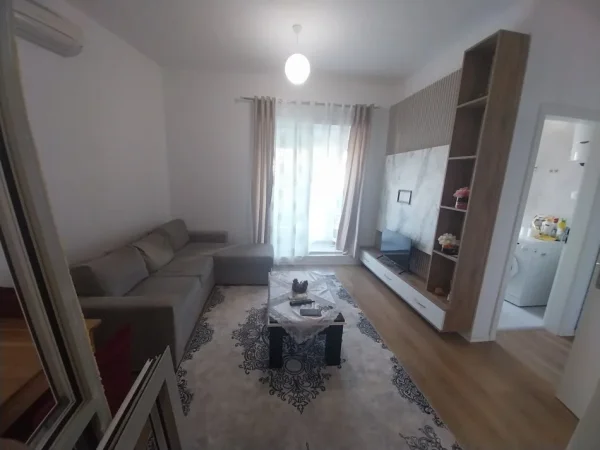 Tirane, jepet me qera apartament 1+1+Ballkon Kati 4, 64 m² 400 € (Kompeksi kaimi)