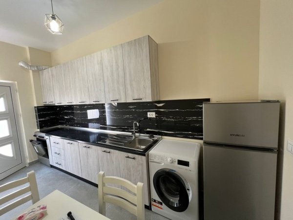 Tirane, jepet me qera apartament 1+1 Kati 1, 50 m² 400 € (Shkolla Bashkuar)