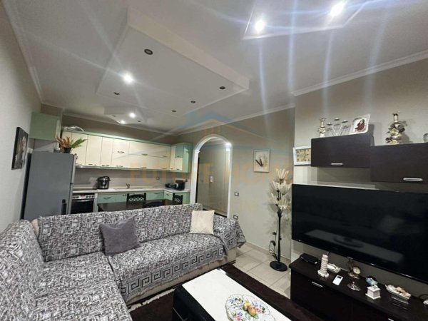 Tirane, shes 1+1 Kati 8, 91 m² 135.000 € (Yzberisht, pranë Fitness Unik.)
