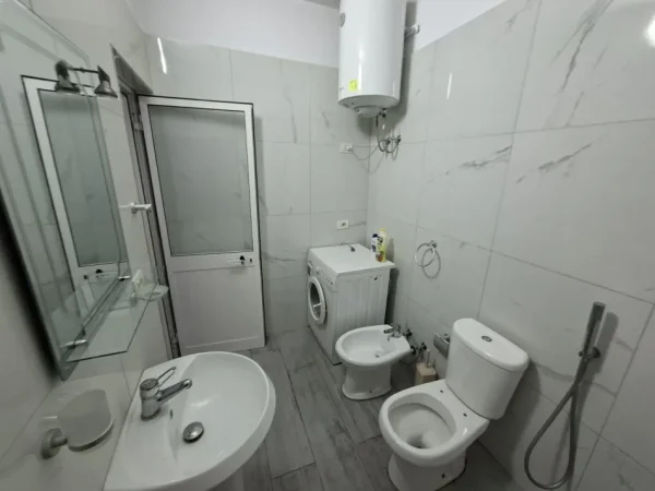 Tirane, jepet me qera apartament 1+1+Aneks+Ballkon Kati 1, 50 m² 350 € (Rruga Jordan Misja)