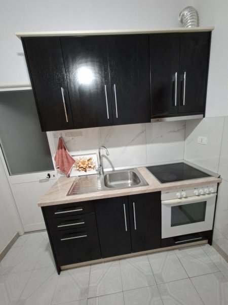 Tirane, jepet me qera apartament 1+1+Aneks+Ballkon Kati 1, 50 m² 350 € (Rruga Jordan Misja)