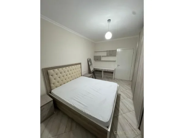 Tirane, jepet me qera apartament 1+1 Kati 5, 65 m² 600 € (KOMUNA E PARISIT)