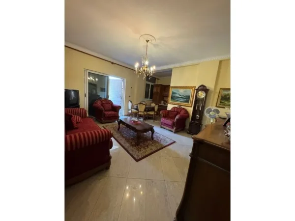 Tirane, jepet me qera apartament 2+1 Kati 2, 106 m² 650 € (Qemal Stafa, prane shkolles se Kuqe)