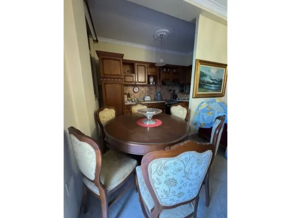 Tirane, jepet me qera apartament 2+1 Kati 2, 106 m² 650 € (Qemal Stafa, prane shkolles se Kuqe)