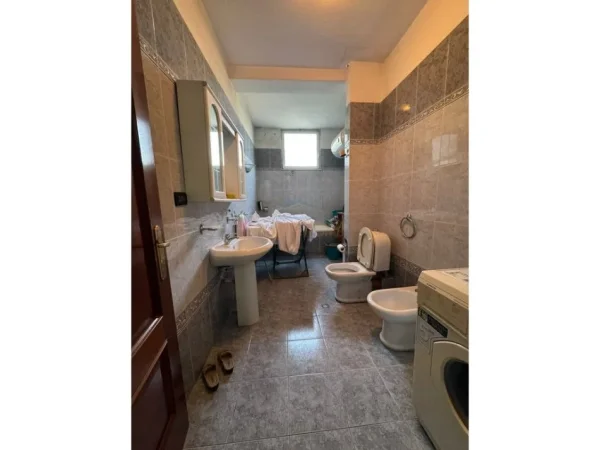 Tirane, jepet me qera apartament 2+1 Kati 2, 106 m² 650 € (Qemal Stafa, prane shkolles se Kuqe)