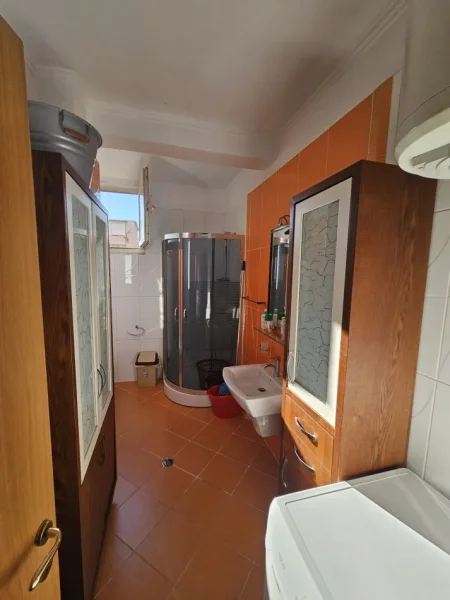 Tirane, jepet me qera apartament 2+1+Ballkon Kati 3, 95 m² 650 € (Komuna e Parisit)