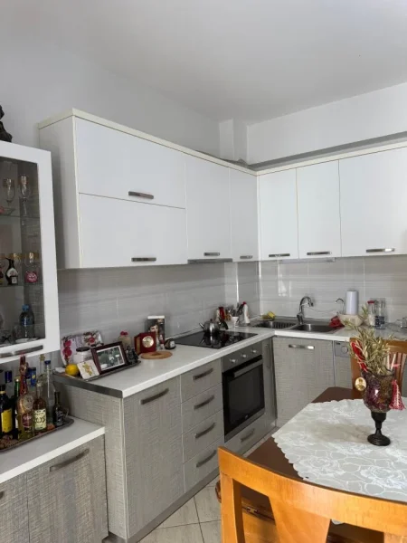 Vlore, shitet apartament 2+1+Ballkon , 190.000 € (Lungomare)