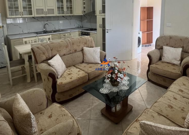 Tirane, jepet me qera apartament 2+1+Ballkon Kati 1, 120 m² 300 € (FARKE)