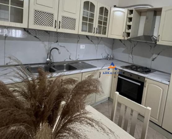 Tirane, jepet me qera apartament 2+1+Ballkon Kati 1, 120 m² 300 € (FARKE)