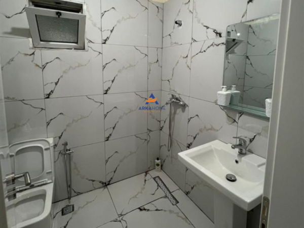 Tirane, jepet me qera apartament 2+1+Ballkon Kati 1, 120 m² 300 € (FARKE)