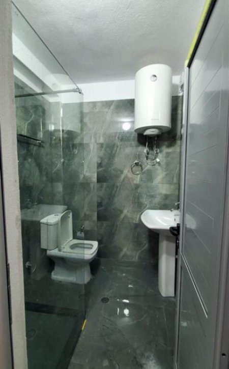 Tirane, jepet me qera apartament 1+1+Ballkon Kati 1, 65 m² 550 € (Don Bosko, Prane Viva Market)