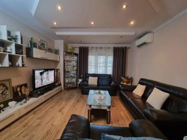 Tirane, jepet me qera apartament 2+1 Kati 2, 113 m² 650 € (Rruga Muhamet Gjollesha)