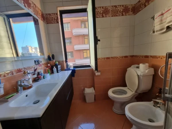 Tirane, jepet me qera apartament 2+1 Kati 2, 113 m² 650 € (Rruga Muhamet Gjollesha)