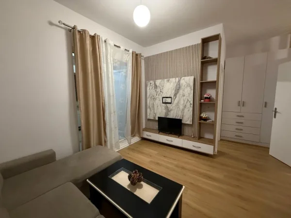 Tirane, jepet me qera apartament 1+1 Kati 5, 60 m² 400 € (ali dem)
