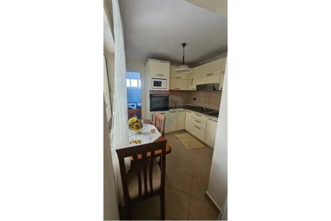 Tirane, jepet me qera shtepi 1 Katshe Kati 0, 50 m² 450 € (Rruga kongresi manastirit)
