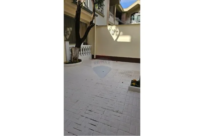 Tirane, jepet me qera shtepi 1 Katshe Kati 0, 50 m² 450 € (Rruga kongresi manastirit)