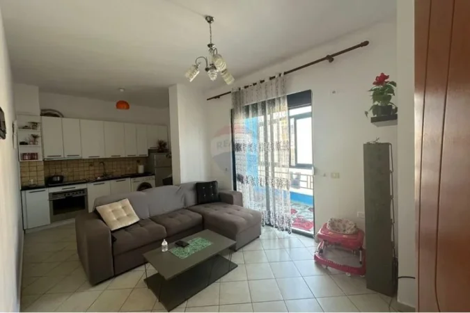 Tirane, jepet me qera shtepi 1 Katshe Kati 0, 50 m² 450 € (Rruga kongresi manastirit)