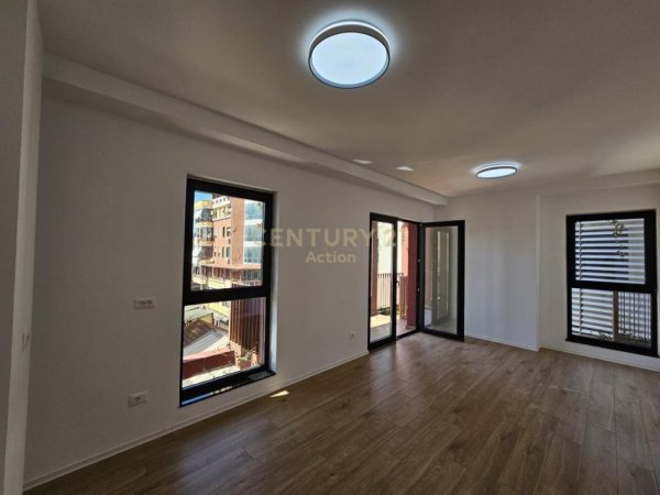 Tirane, jepet me qera zyre Kati 1, 82 m² 1.200 € (Rruga e Kavajes)