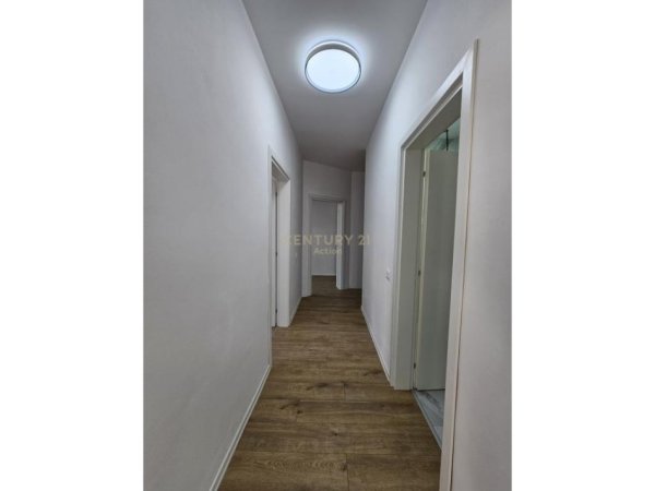 Tirane, jepet me qera zyre Kati 1, 82 m² 1.200 € (Rruga e Kavajes)