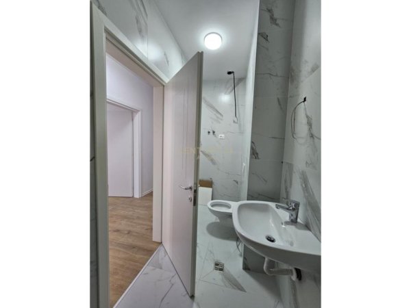 Tirane, jepet me qera zyre Kati 1, 82 m² 1.200 € (Rruga e Kavajes)
