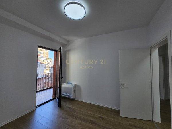 Tirane, jepet me qera zyre Kati 1, 82 m² 1.200 € (Rruga e Kavajes)