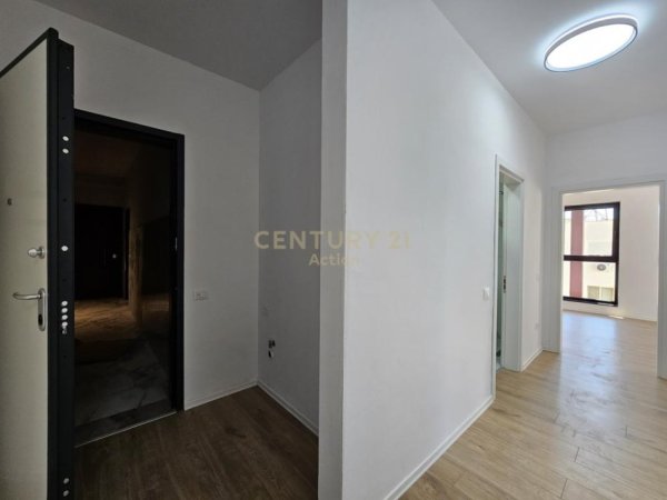 Tirane, jepet me qera zyre Kati 1, 82 m² 1.200 € (Rruga e Kavajes)