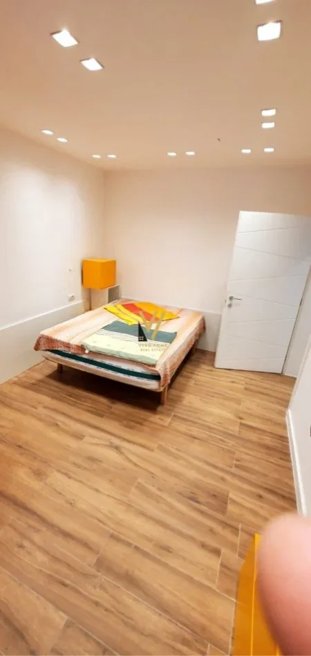 Tirane, jepet me qera apartament 2+1+Ballkon Kati 1, 75 m² 650 € (MEDRESEJA)