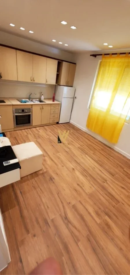 Tirane, jepet me qera apartament 2+1+Ballkon Kati 1, 75 m² 650 € (MEDRESEJA)