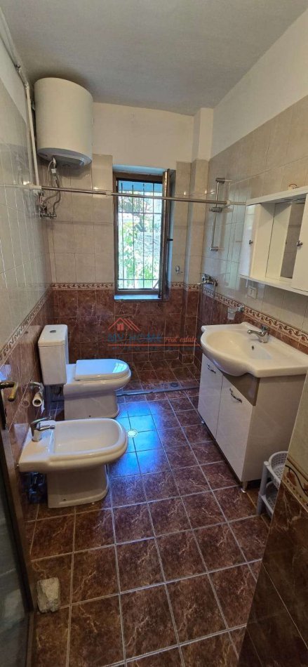 Tirane, shitet apartament duplex 2+1+Ballkon Kati 1, 98 m² 195.000 € (Rruga Fortuzi)