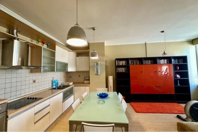Tirane, jepet me qera apartament 2+1 Kati 10, 114 m² 650 € (KOMUNA E PARISIT)