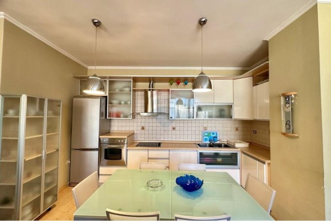 Tirane, jepet me qera apartament 2+1 Kati 10, 114 m² 650 € (KOMUNA E PARISIT)